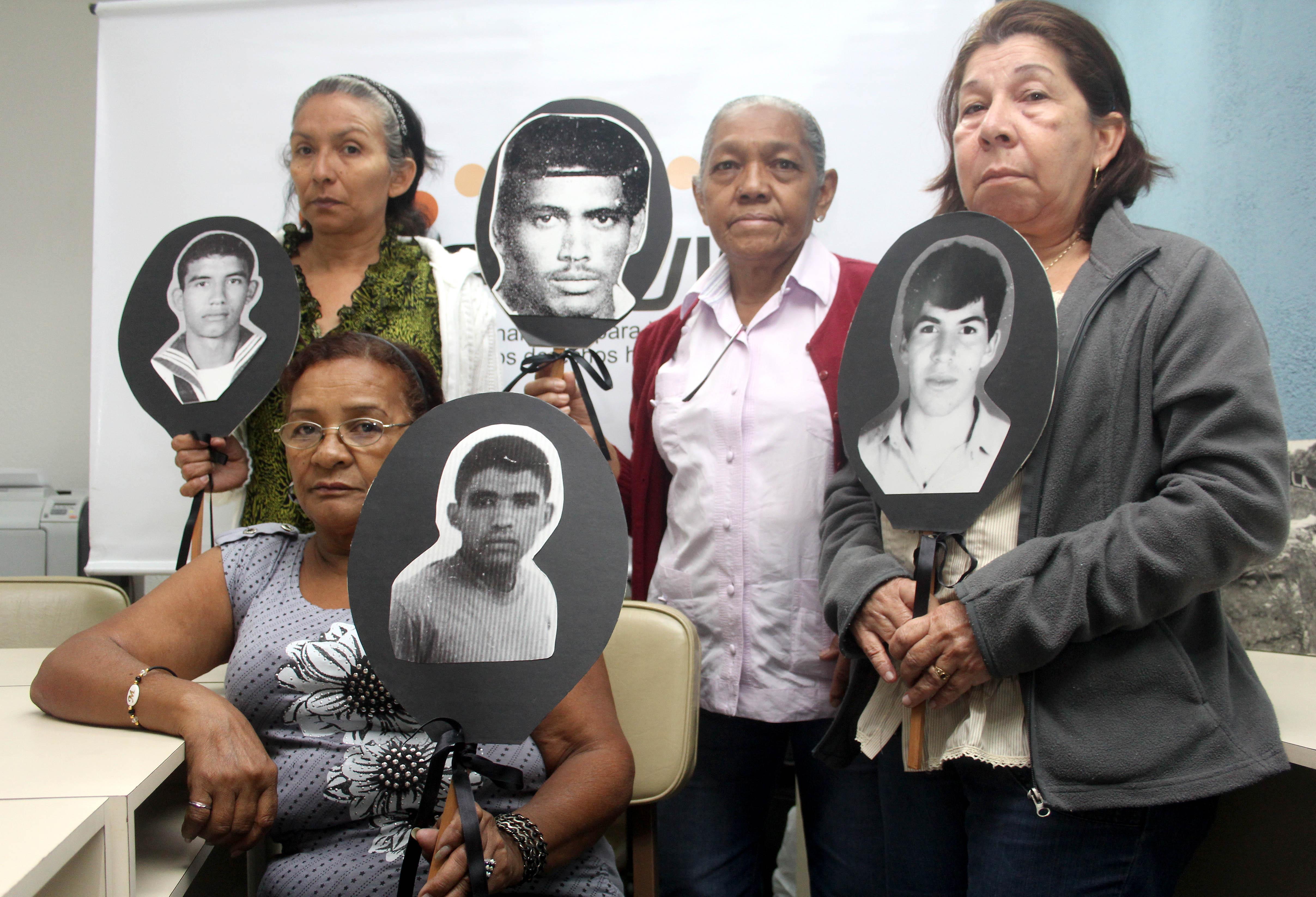 Algunos de los familiares de las victimas que integran la organizacion no gubernamental Cofavic en el 24 aniversario del Caracazo , insisten en que no an obtenido repuestas de sus familiares asesinados y desaparecidos . Caracas, 25-02-2013(WILLIAM DUMONT / EL NACIONAL)
